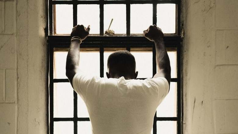 Perché ci sentiamo più esposti alla criminalità in un'epoca in cui la violenza sta diminuendo?