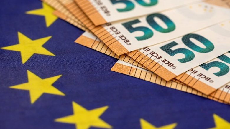Mai così tante banconote in euro, ma il loro valore totale è in calo