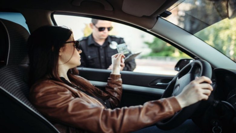 Caldo torrido e multe gelide: quando si applica l'assurda norma anti-clima dell'auto