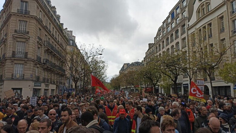 Proteste oceaniche per le strade di Parigi per il 1° maggio, contro la riforma delle pensioni