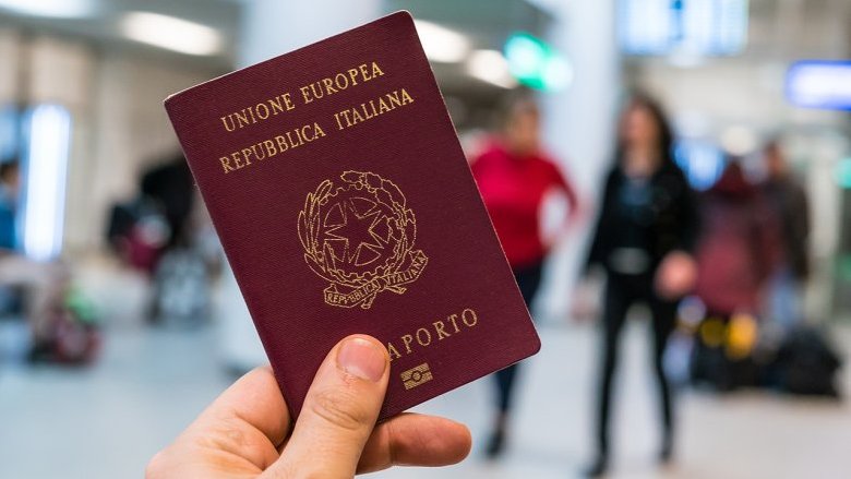 Passaporto potente ma salato: in Italia costa il doppio. Ecco perché