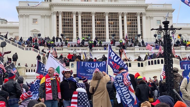 Diffusi nuovi video della rivolta di Capitol Hill: scricchiola la versione ufficiale