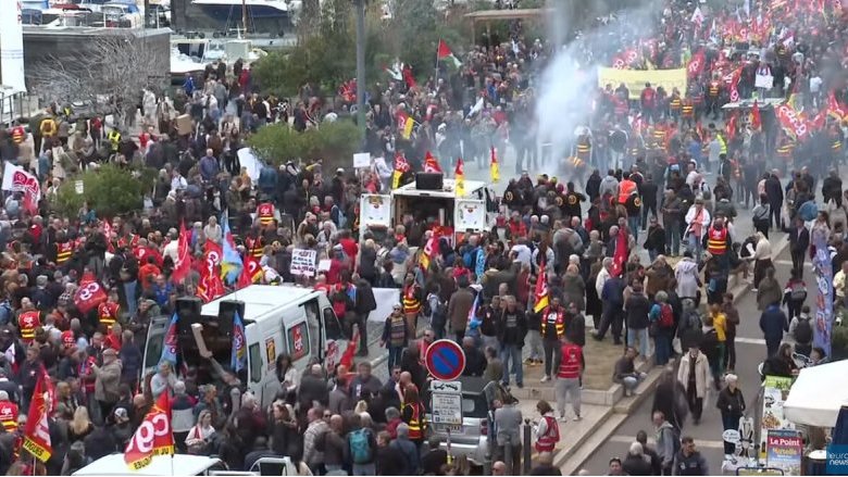 Proteste in Francia: martedì nuova giornata di mobilitazione, Macron in caduta libera nei sondaggi