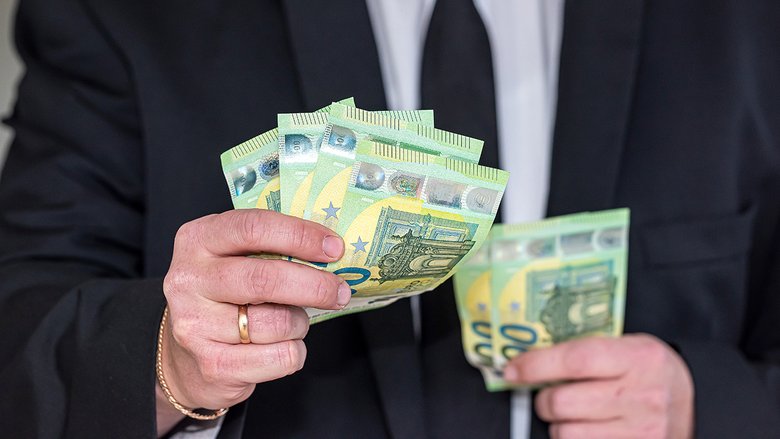 Salario minimo, come la Troika lo usò per tagliare gli stipendi in Grecia (e non solo)