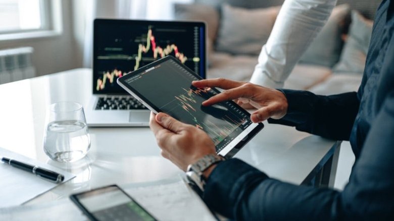 Come gli investitori distruggono il proprio capitale senza accorgersene (e perché i grandi investitori pagano il 26% molte meno volte)