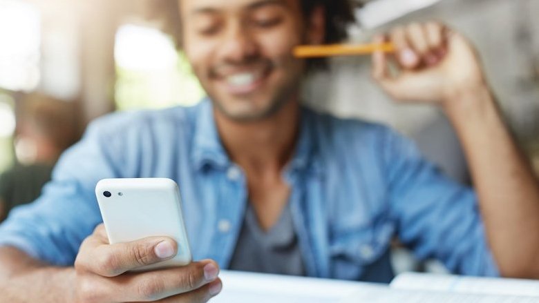 Perché oggi lavoriamo di più ma viviamo peggio?