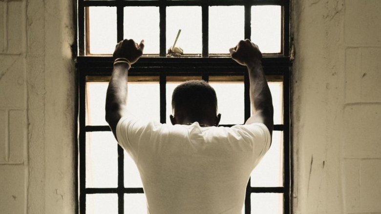 Perché ci sentiamo più esposti alla criminalità in un'epoca in cui la violenza sta diminuendo?