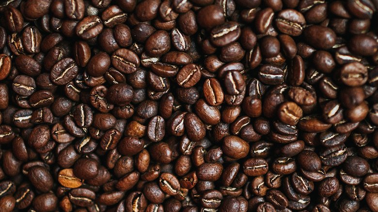 Commodity, un nuovo regolamento europeo mette a rischio il commercio di caffè e cacao 