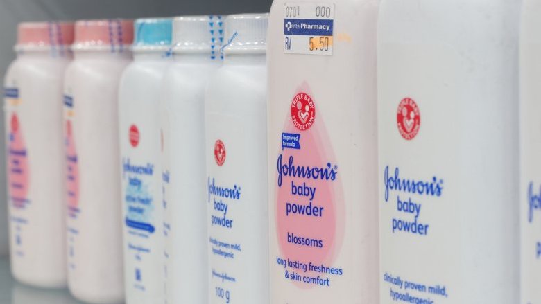 Talco accusato di essere “cancerogeno”: Johnson & Johnson propone accordo da 8,9 miliardi di dollari