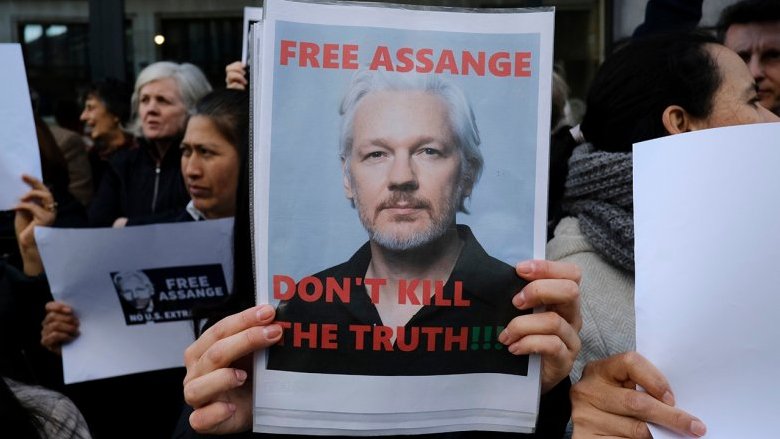 “Spia e amico dei russi”: tutte le bufale contro Assange