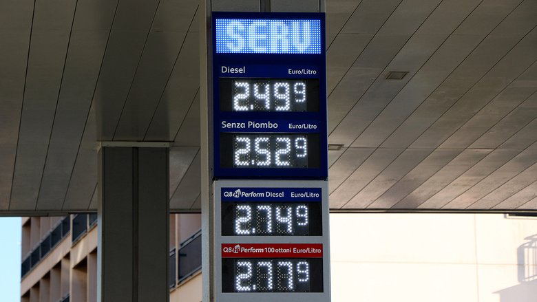 Auto ferme e benzina alle stelle. Arriva il lockdown dell'automobile?
