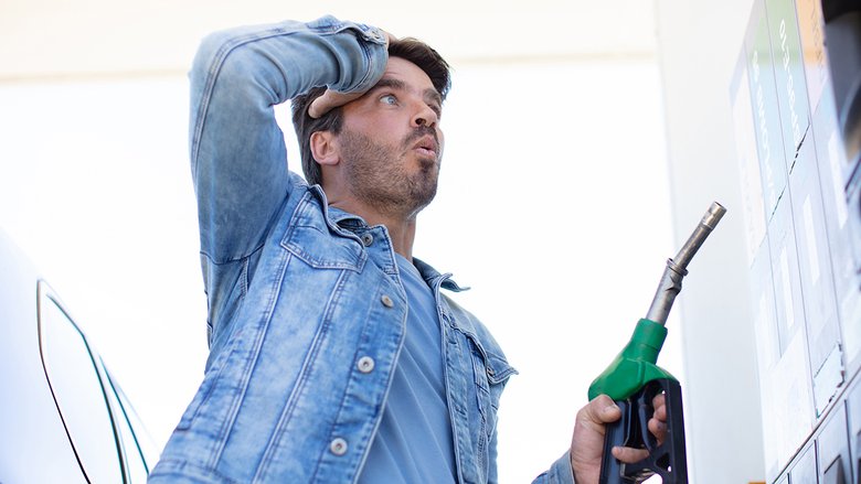 Prezzo benzina, nuovi aumenti sopra i €2 al litro. Tutta colpa della “tempesta perfetta”