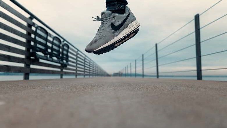 Nike, negozi pieni e azioni in caduta. Cosa c'è dietro un crollo vicino all'80%?