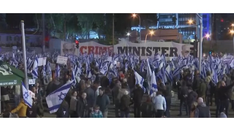 Caos Israele: popolazione in rivolta, Netanyahu rinvia riforma giustizia: "Non possiamo rischiare guerra civile" 