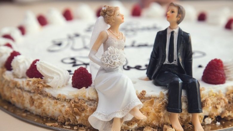 Adulti a metà: sempre meno giovani completano le tappe classiche della vita