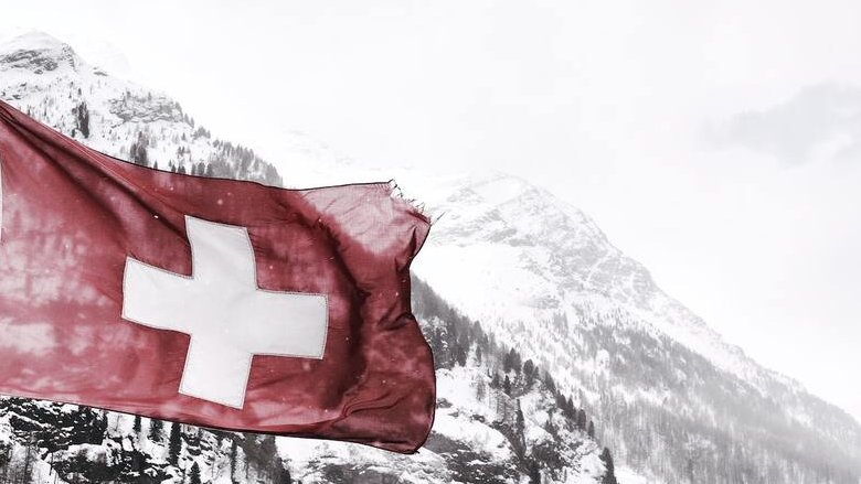 Svizzera, lo sceriffo della finanza contro l'elite delle banche. Questo colosso medita la fuga