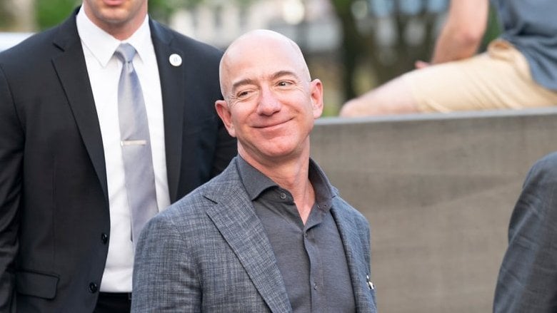L'auto media americana costa 49.000 dollari. Bezos vuole venderne una a 25.000. Il segnale che gli investitori non possono ignorare