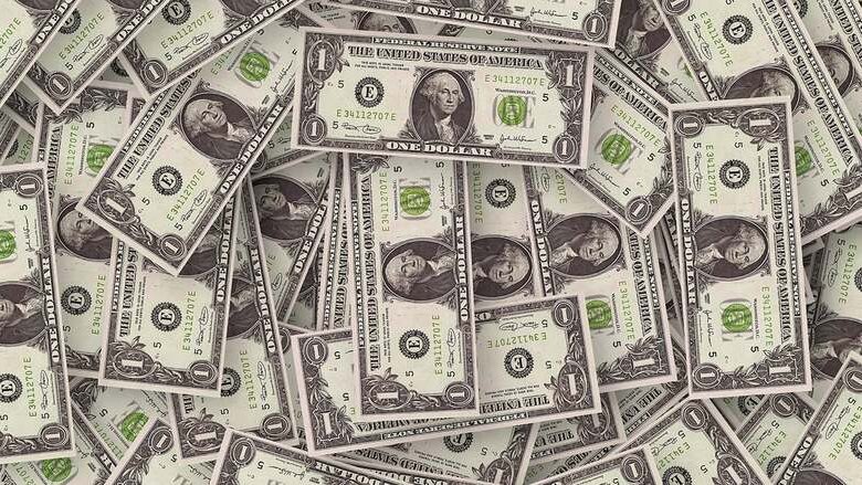 La contrazione delle riserve in dollari: primo sintomo di una lenta de-dollarizzazione?