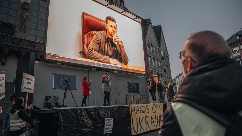 Zelensky sotto scacco dell'estrema destra ucraina: minacce al leader ucraino