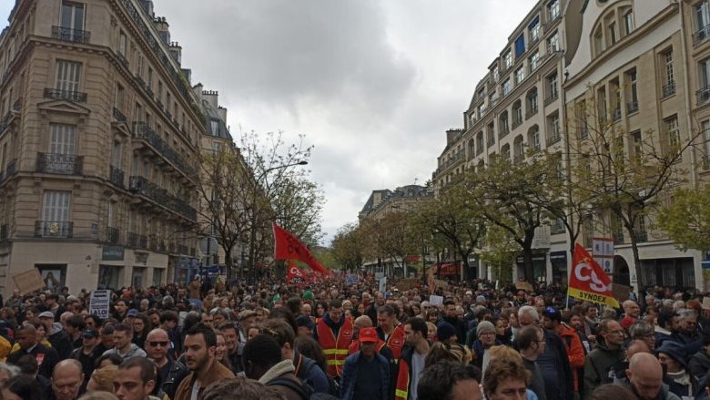 Proteste oceaniche per le strade di Parigi per il 1° maggio, contro la riforma delle pensioni