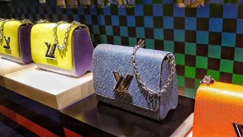 Natale, lusso e debito. Perché le vetrine piene non raccontano la vera economia?