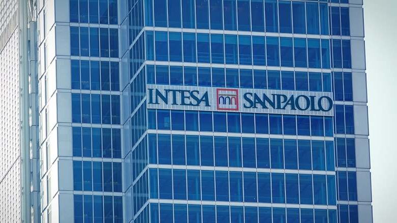 Le azioni Intesa Sanpaolo sorprendono ancora a Piazza Affari. Gli analisti vedono oltre il 30% di rialzo