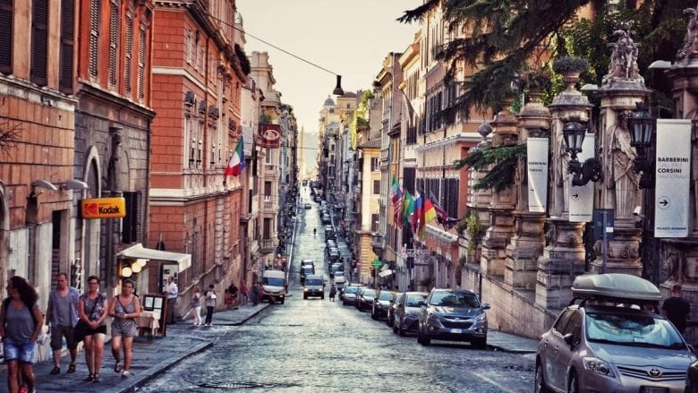 Le famiglie povere spendono di più in auto di quelle ricche. Il paradosso che sta distruggendo i risparmi degli italiani