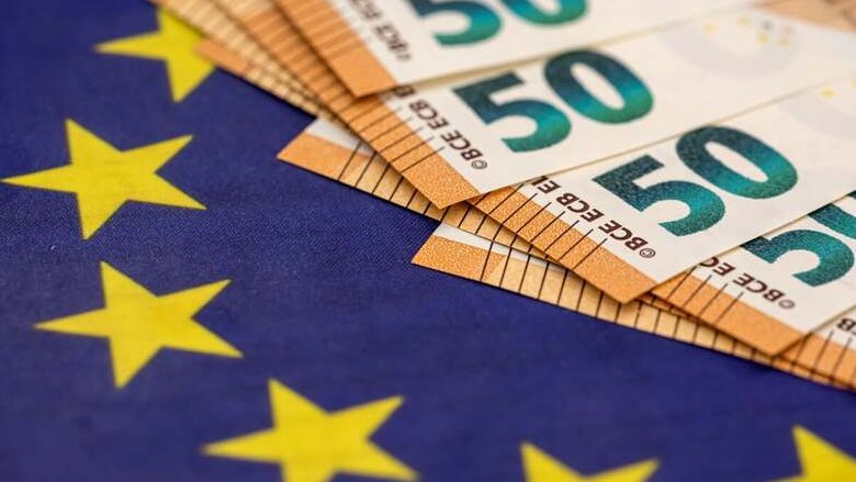 Mai così tante banconote in euro, ma il loro valore totale è in calo