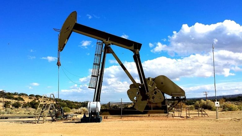 Petrolio in stallo: l'aumento delle scorte globali minaccia i prezzi
