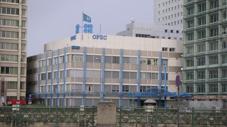 Petrolio, l'OPEC+ affonda i prezzi ai minimi da 2021. Cosa succede ora?