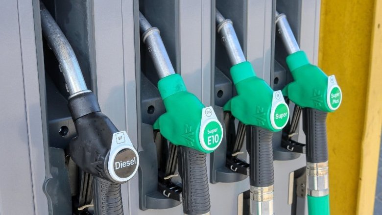 Prezzo benzina, c'è qualcosa che non torna. Ecco perché i rincari di marzo sono “anomali”