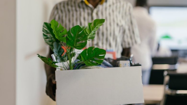 Perché le aziende più potenti del mondo stanno licenziando migliaia di dipendenti