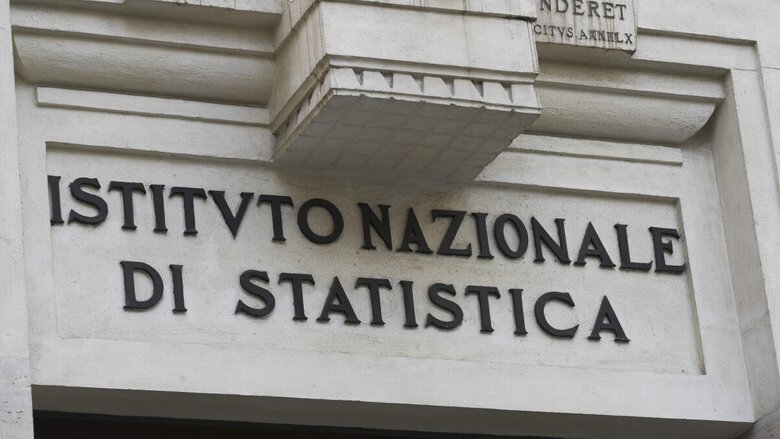 Crollano i redditi delle famiglie italiane, lo dice l'Istat. Di chi è la colpa?