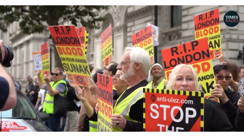 Londra in rivolta contro la più grande ztl del mondo: continuano le proteste contro le nuove regole "green"