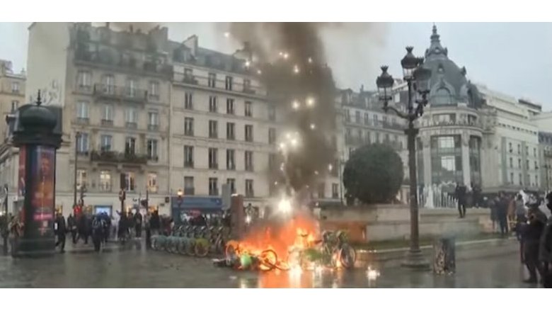 Francia: proteste dopo il via libera alla riforma delle pensioni. Mobilitazione eccezionale per il primo maggio