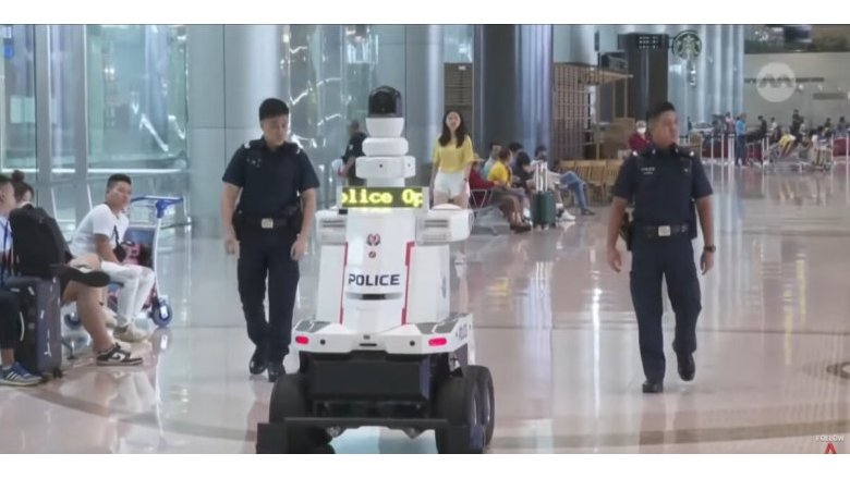 Robocop è realtà: Singapore adotta i poliziotti robot in aeroporto