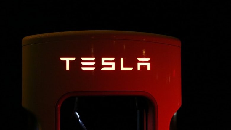 Azioni Tesla in ribasso. Long o short?