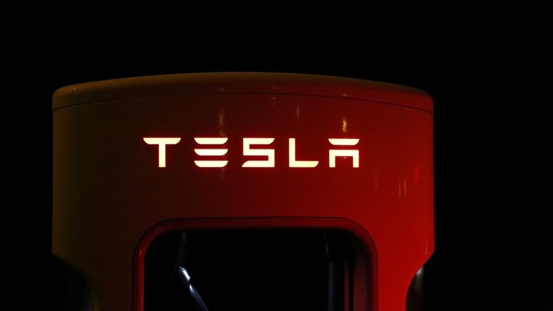 Tesla, tra le sfide del mercato e l'ottimismo di Elon Musk: investire o attendere il rimbalzo?