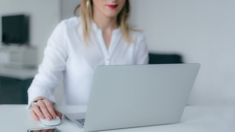 Italiani online ma poco digitali: chat e videochiamate battono social media ed e-commerce