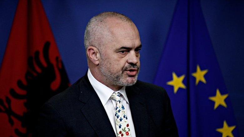 Algoritmi al potere: l'avatar ministro di Edy Rama e le verità nascoste del controllo automatico 
