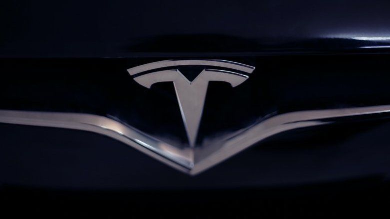 Dipendenti Tesla spiavano i clienti in auto, l'inchiesta di Reuters: «Si scambiavano anche video privati»