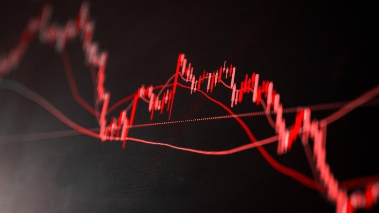 Perché nei momenti di crisi decidiamo peggio (anche se sappiamo di più)?